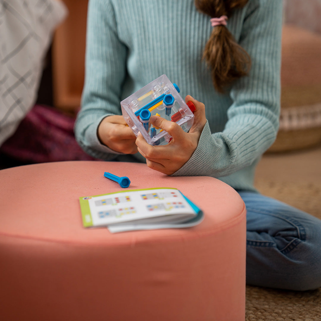 Criss Cross Cube 3D Puzzle Game - Brainteaser with 80 Challenges for Ages 8+
